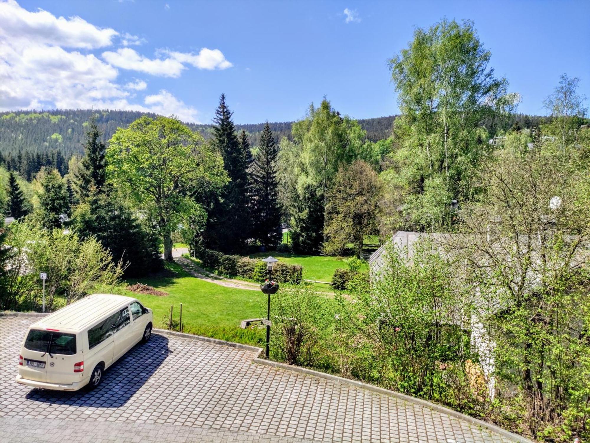 WELLNESS APARTMÁN RESIDENT HARRACHOV C308 Horský apartmán 2KK s velkou terasou a vlastním parkováním v garáži Harrachov Exterior foto
